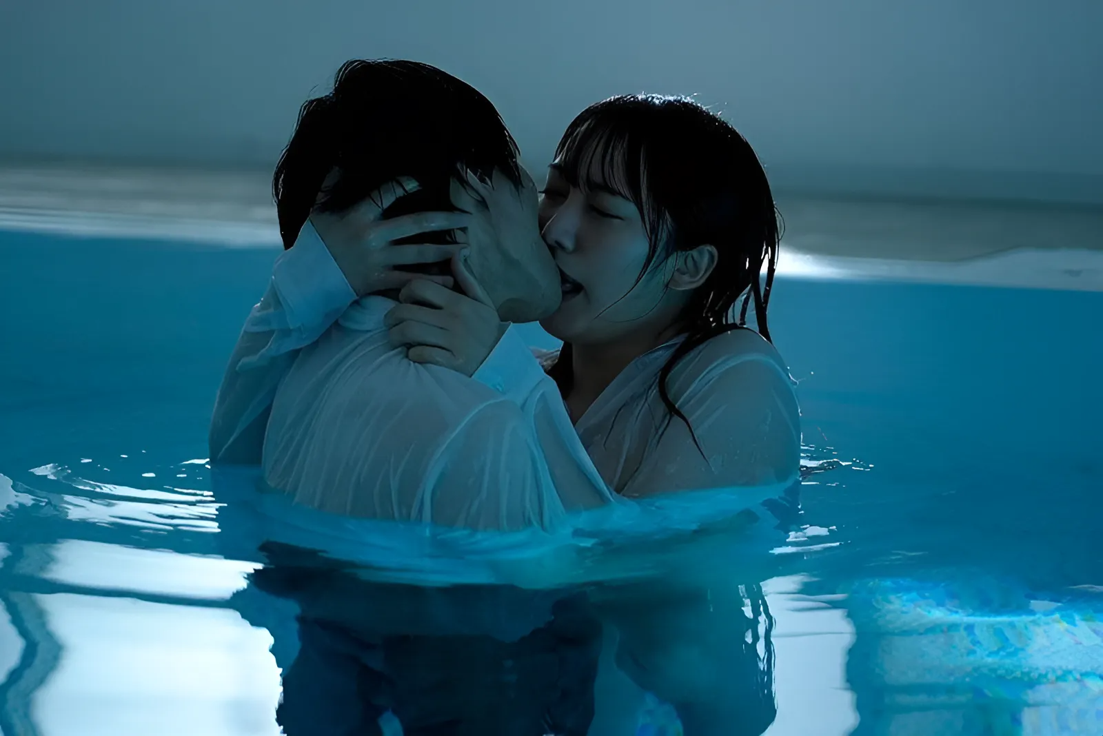 HMN-452 我女朋友和我一起被困在泳池裡